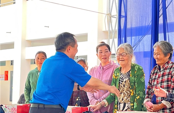 TP Hồ Chí Minh: Mang 800 phần quà Tết đến với người dân Cần Giờ