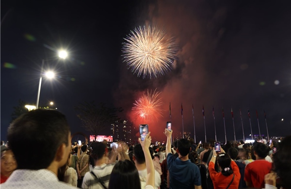 Người dân TP Hồ Chí Minh hào hứng với màn pháo hoa đón Giao thừa Tết Bính Ngọ 2026