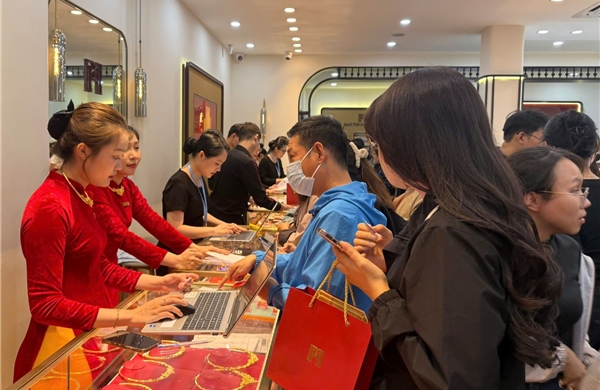 Giá vàng đảo chiều, người mua vẫn mang tâm lý tích trữ