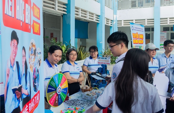 Học sinh chủ động tìm hiểu ngành học trước kỳ thi