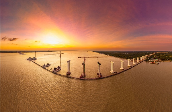 Ngắm hoàng hôn trên công trường cầu Đại Ngãi 1