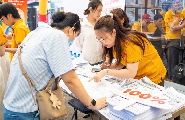 Người dân TP Hồ Chí Minh 'đội nắng' săn tour lễ 30/4 – 1/5 và dịp Hè 2026