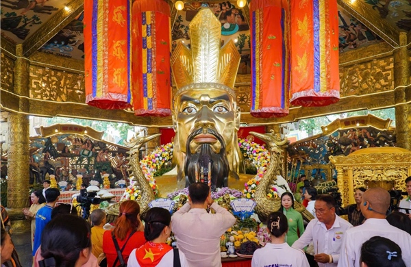 TP Hồ Chí Minh: Sôi nổi hoạt động Giỗ Tổ Hùng Vương, khu vui chơi hút khách