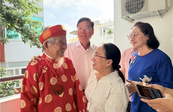 TP Hồ Chí Minh: Trao tặng căn hộ cho Nhà nghiên cứu Nguyễn Đình Tư