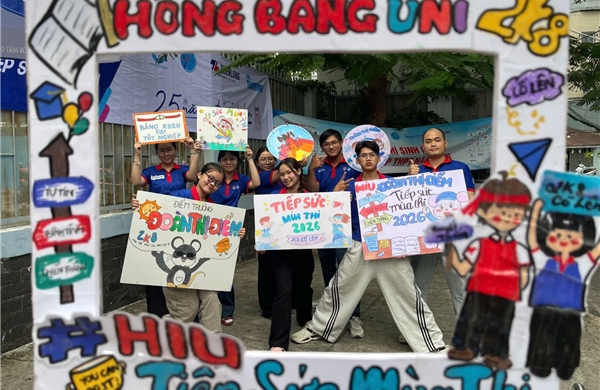 Những lời cổ vũ sĩ tử ấn tượng của sinh viên tình nguyện 