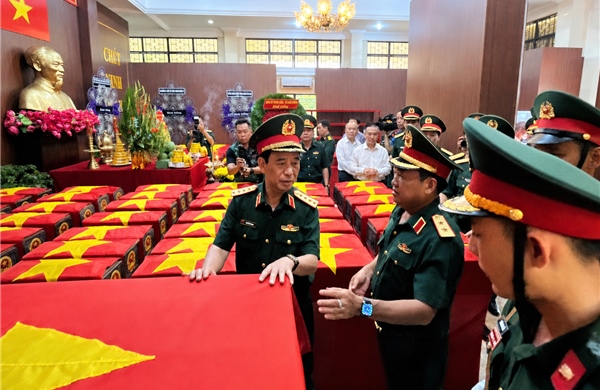 Phó Thủ tướng dâng hương tưởng niệm, động viên lực lượng tìm kiếm hài cốt liệt sĩ 