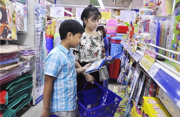 Hàng tựu trường giảm giá, phụ huynh tranh thủ mua sớm