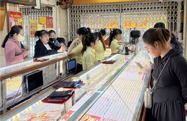 Sáng 7/8, vàng SJC lùi về 142,2 triệu đồng, chênh lệch mua - bán vẫn cao