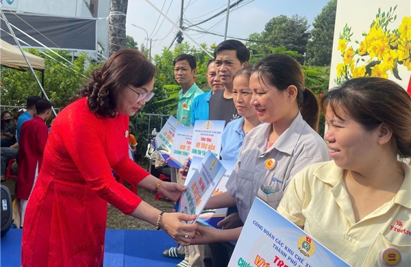 TP Hồ Chí Minh: Tặng vé tàu xe, vé xe cho người lao động nghèo về quê đón Tết