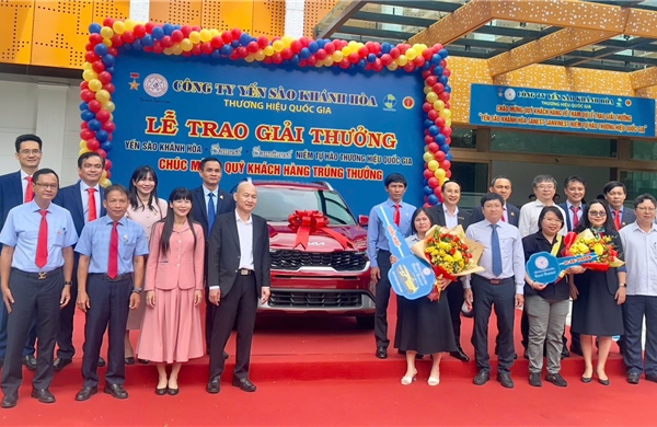 Hai khách hàng trúng ô tô và xe máy nhờ bật nắp lon Yến sào Khánh Hòa