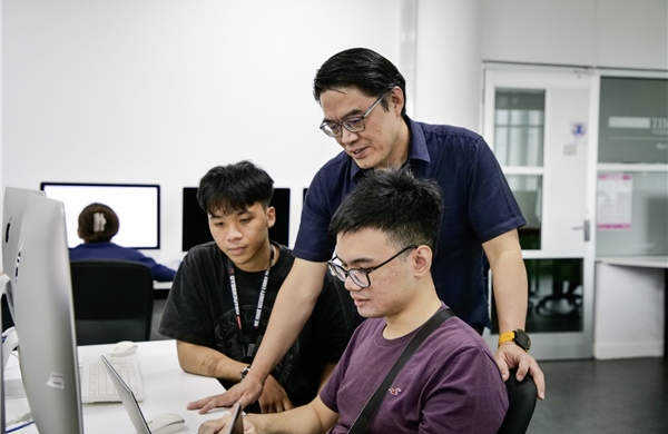 Sinh viên thực hành tấn công mạng và phòng thủ hệ thống ngay trên lớp học