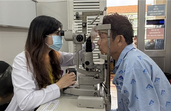 Xem đốt pháo, người đàn ông mù hai mắt vì mảnh vỡ bắn trúng