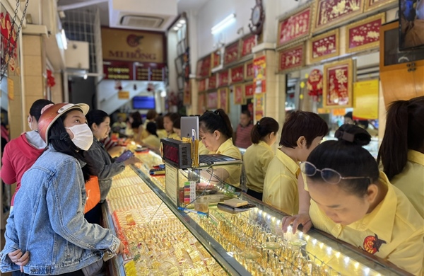 Sáng 15/3, giá vàng tiếp đà giảm, rủi ro đầu tư gia tăng