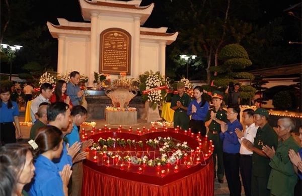 Thắp nến tri ân và công diễn vở kịch hát ‘Khoảng trời con gái’ tại Ngã ba Đồng Lộc