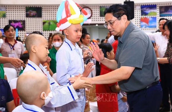 Thủ tướng Phạm Minh Chính vui Tết Trung Thu cùng các bệnh nhi có hoàn cảnh khó khăn