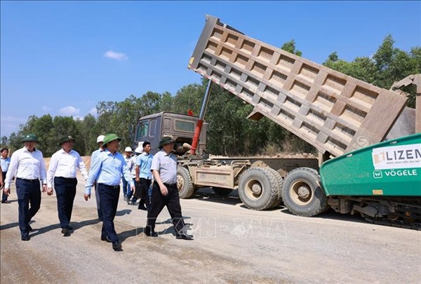Thủ tướng kiểm tra một số dự án trọng điểm ngành giao thông tại Khánh Hoà, Phú Yên 