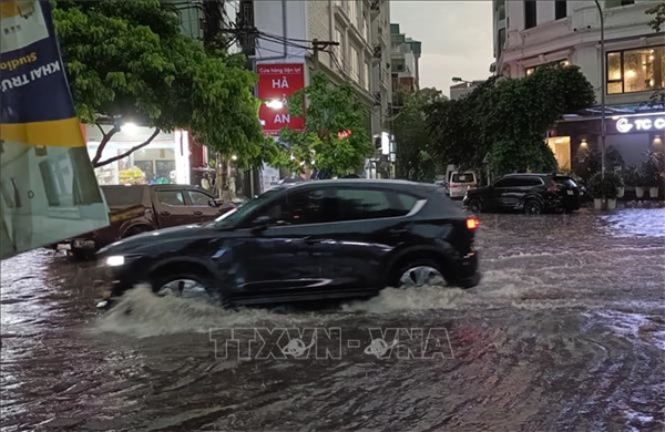 Mưa lớn gây ngập úng cục bộ tại Hà Nội, phương tiện di chuyển khó khăn