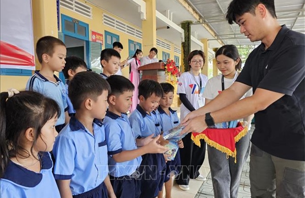 Sinh viên Singapore hỗ trợ các điểm trường khó khăn tại Bến Tre