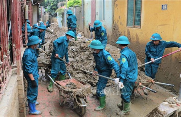 Lực lượng dân quân tự vệ thành phố Yên Bái tham gia khắc phục hậu quả bão lũ