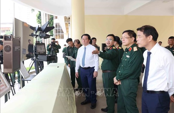 Trưởng ban Tuyên giáo Trung ương thăm, chúc mừng Học viện Kỹ thuật Quân sự