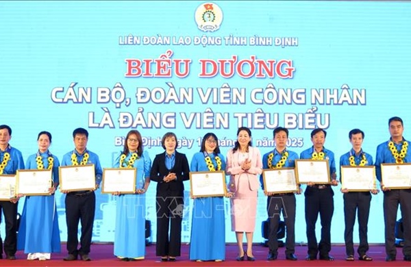 Biểu dương đảng viên tiêu biểu tại doanh nghiệp ngoài nhà nước