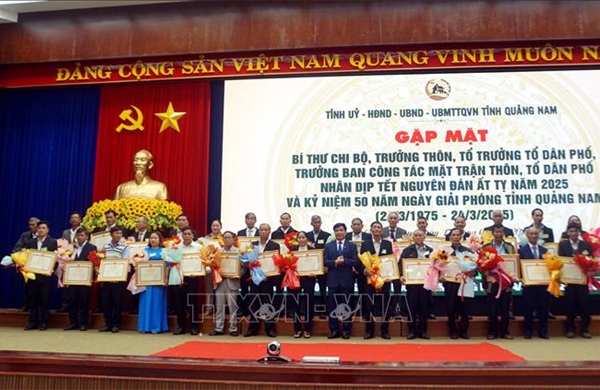 Gặp mặt, biểu dương nhân sĩ, trí thức, cán bộ cấp cơ sở dịp Tết