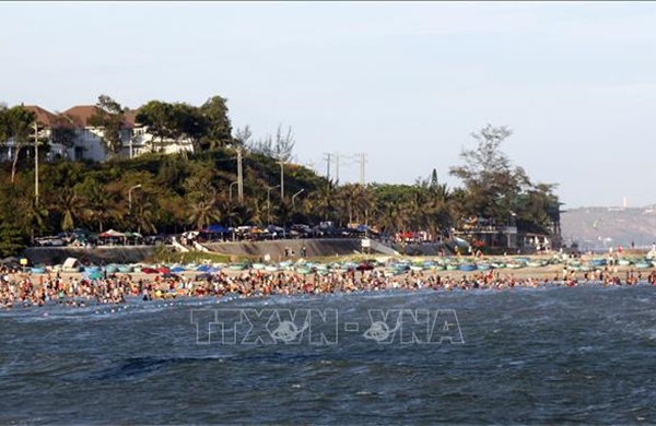 Biển Phan Thiết (Bình Thuận) đông nghịt du khách