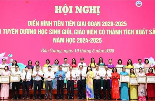 Nhân rộng gương điển hình tiên tiến, lan tỏa các phong trào thi đua