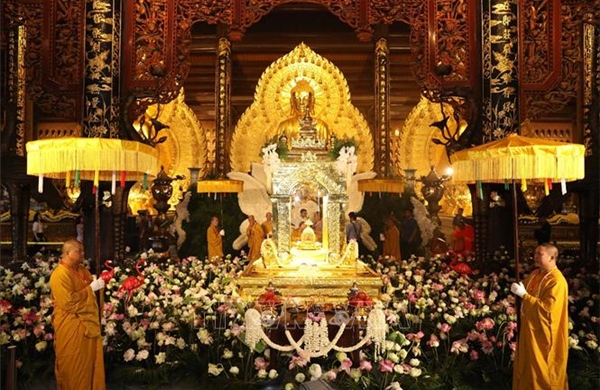 Đông đảo người dân và tín đồ Phật tử chiêm bái xá lợi Đức Phật tại chùa Bái Đính