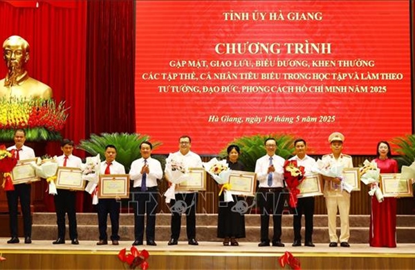 Biểu dương tinh thần ham học hỏi, hăng say trong lao động, học tập
