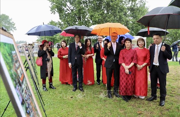Triển lãm ảnh Việt Nam tô thêm sắc màu cho Vườn Thế giới Berlin