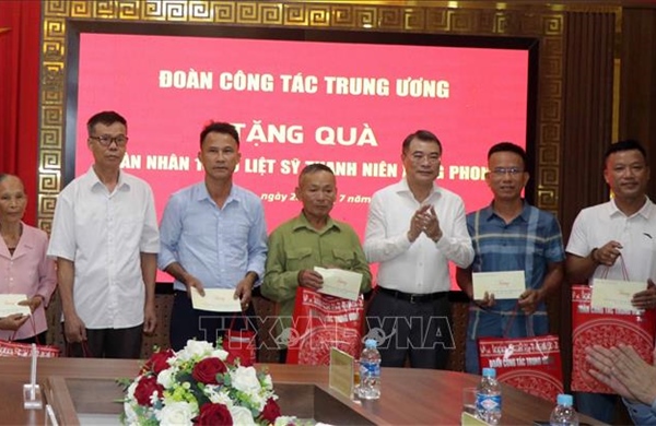 Trưởng ban Tổ chức Trung ương Lê Minh Hưng thăm gia đình chính sách, người có công với cách mạng tại Hà Tĩnh