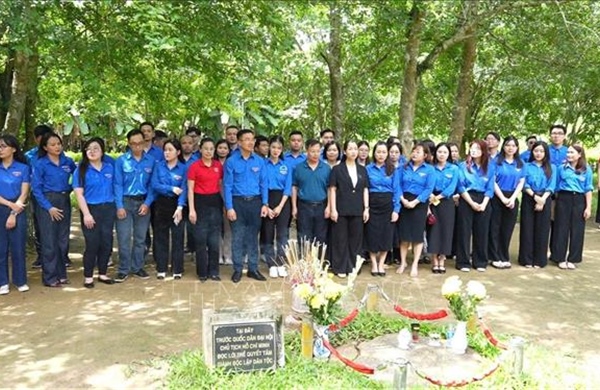 Rộn ràng mùa du lịch về nguồn