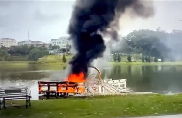 Đốt vàng mã làm cháy phụ kiện trang trí cầu chữ Y ở hồ Xuân Hương