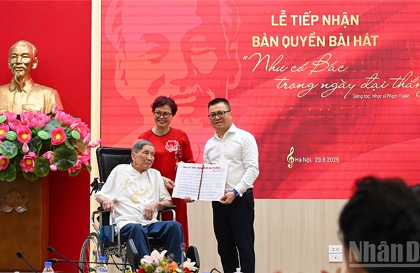 Trao tặng bản quyền bài hát &#39;Như có Bác trong ngày đại thắng&#39; cho Báo Nhân Dân