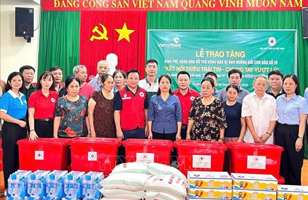 Cứu trợ khẩn cấp người dân bị ảnh hưởng bởi bão số 11