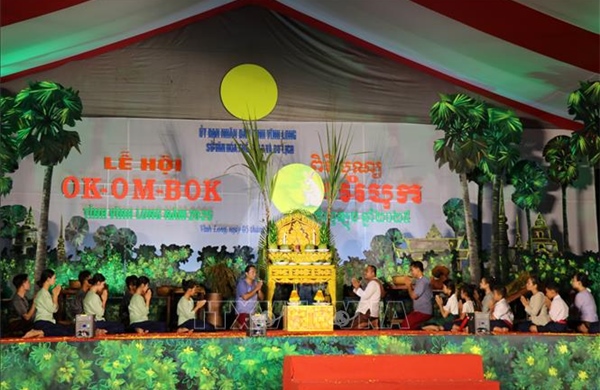 Rực rỡ sắc màu Lễ hội Ok Om Bok