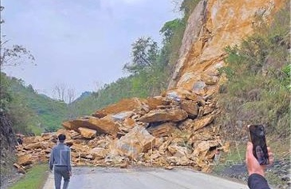 Sạt lở đất đá trên Quốc lộ 6 làm 3 người tử vong, 2 người bị thương 