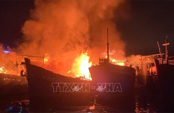 Bốn tàu cá bị cháy khi đang neo đậu