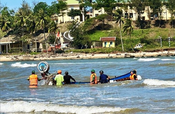 Hỗ trợ cứu kéo thuyền đánh cá bị chìm trên biển