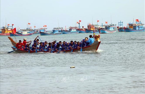 Lễ hội đua thuyền rồng truyền thống vùng biển Cà Ná