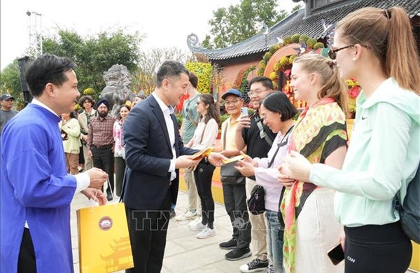 Ninh Bình chào đón những du khách đầu tiên xông đất đầu năm