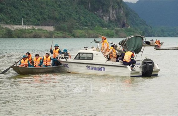Hỗ trợ thân nhân nạn nhân vụ lật thuyền trên sông Gianh