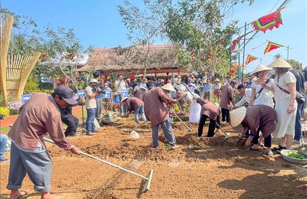 Đông đảo du khách tham gia lễ hội cầu bông Trà Quế