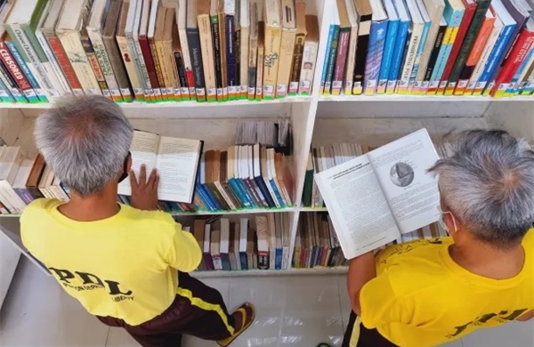 Đọc sách - 'tấm vé' đặc biệt để rút ngắn án tù