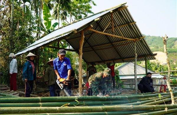 Hỗ trợ dựng nhà tạm cho hộ dân bị thiệt hại do hỏa hoạn