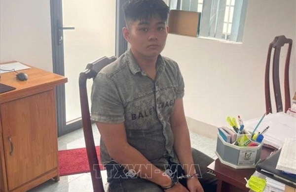 Tạm giữ 2 thanh niên mang súng đi uống cà phê
