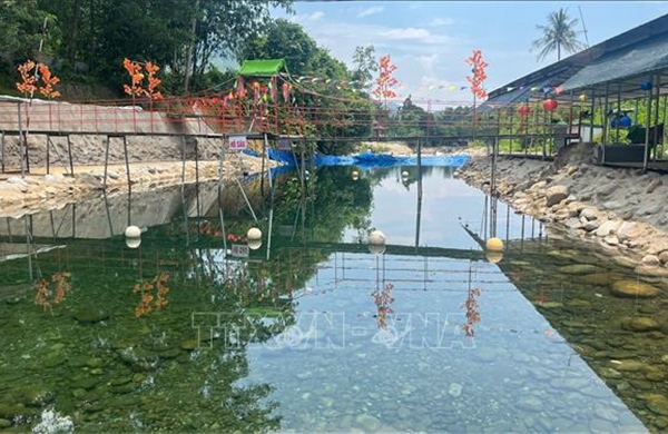 Hệ lụy nhãn tiền khi 'bức tử' dòng suối - Bài 1: Dòng suối bị 'chặt khúc' để làm du lịch