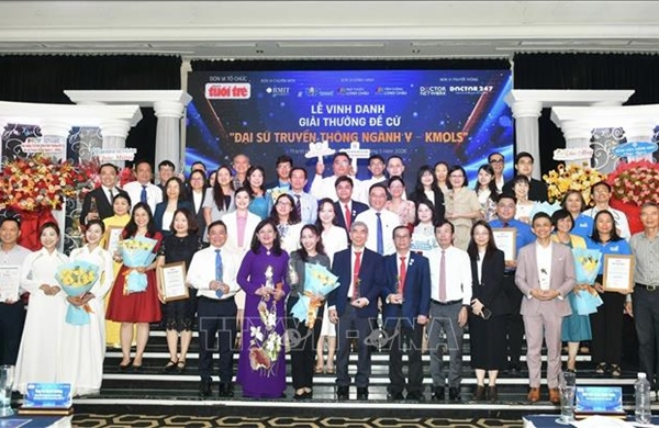 Vinh danh các bác sĩ, chuyên gia y tế ngăn chặn tin giả, tin sai lệch trên môi trường số