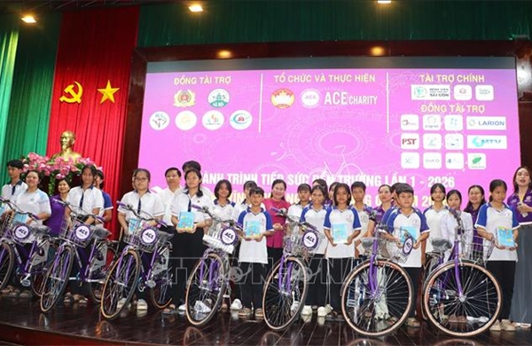 Trao tặng 300 xe đạp cho học sinh khó khăn